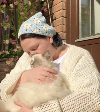 Illustratie van het artikel: Deze attente kat is gewend geraakt om bloemen mee te nemen voor zijn meesteres bij elk van zijn uitstapjes (video)